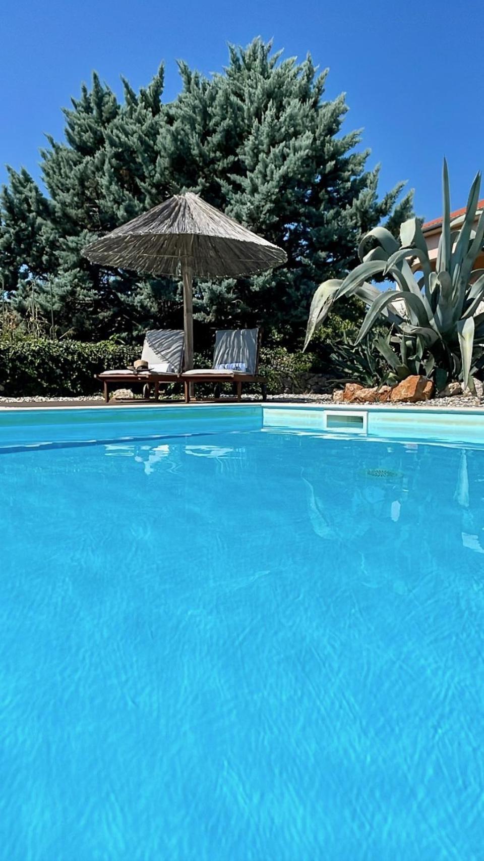 Villa Cimic คิร์ก ภายนอก รูปภาพ